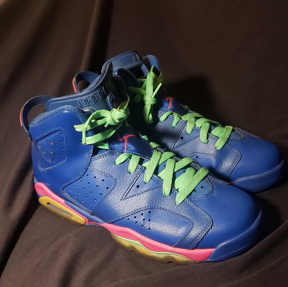 NIKE AIR JORDAN 6 RETRO GIRLS SIZE 6.5